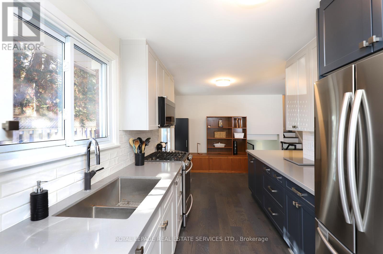 2001 Silverberry Crescent, Mississauga, ON - Indoor Photo Showing Kitchen With Stainless Steel Kitchen With Double Sink With Upgraded Kitchen