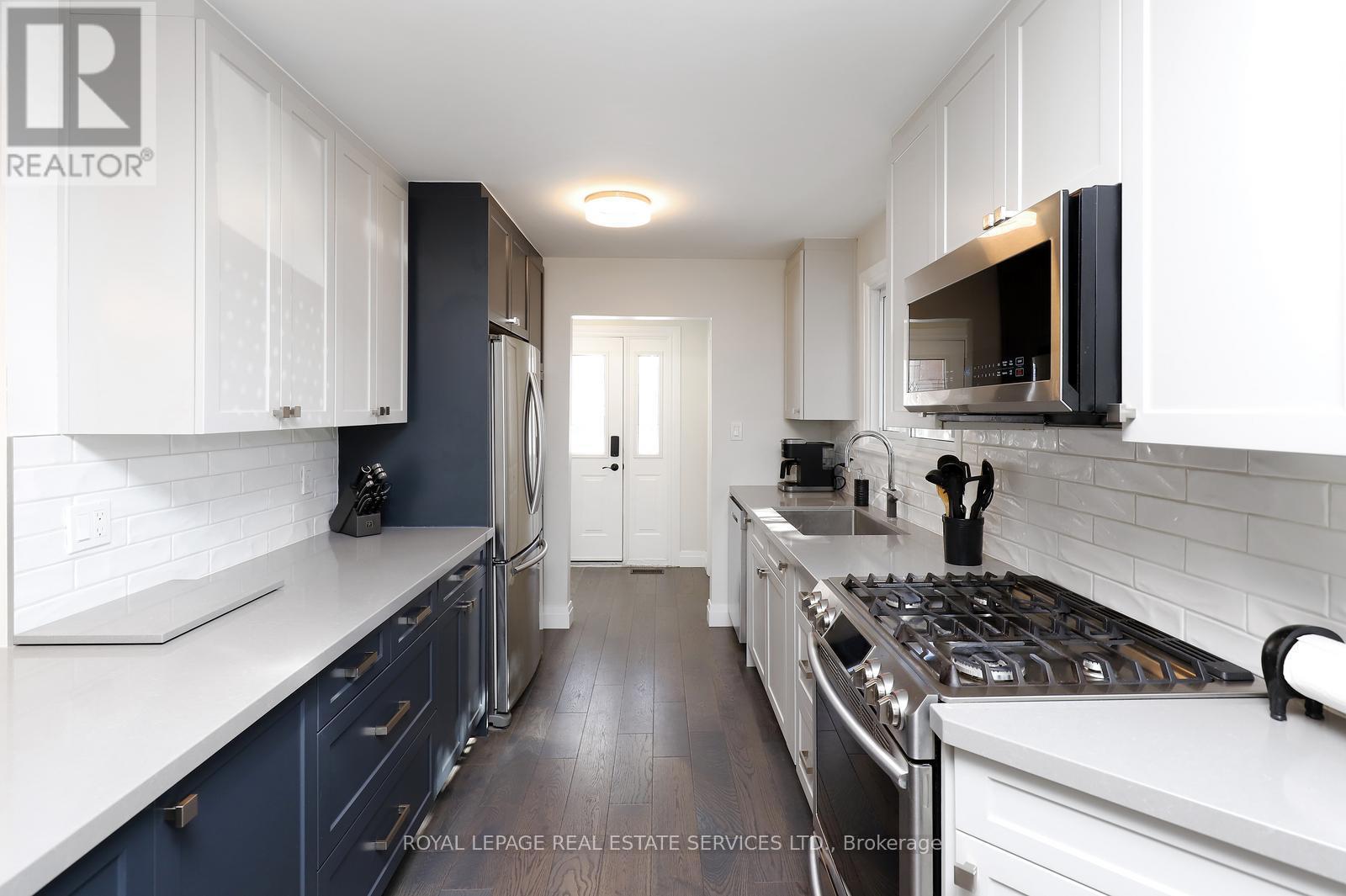 2001 Silverberry Crescent, Mississauga, ON - Indoor Photo Showing Kitchen With Upgraded Kitchen