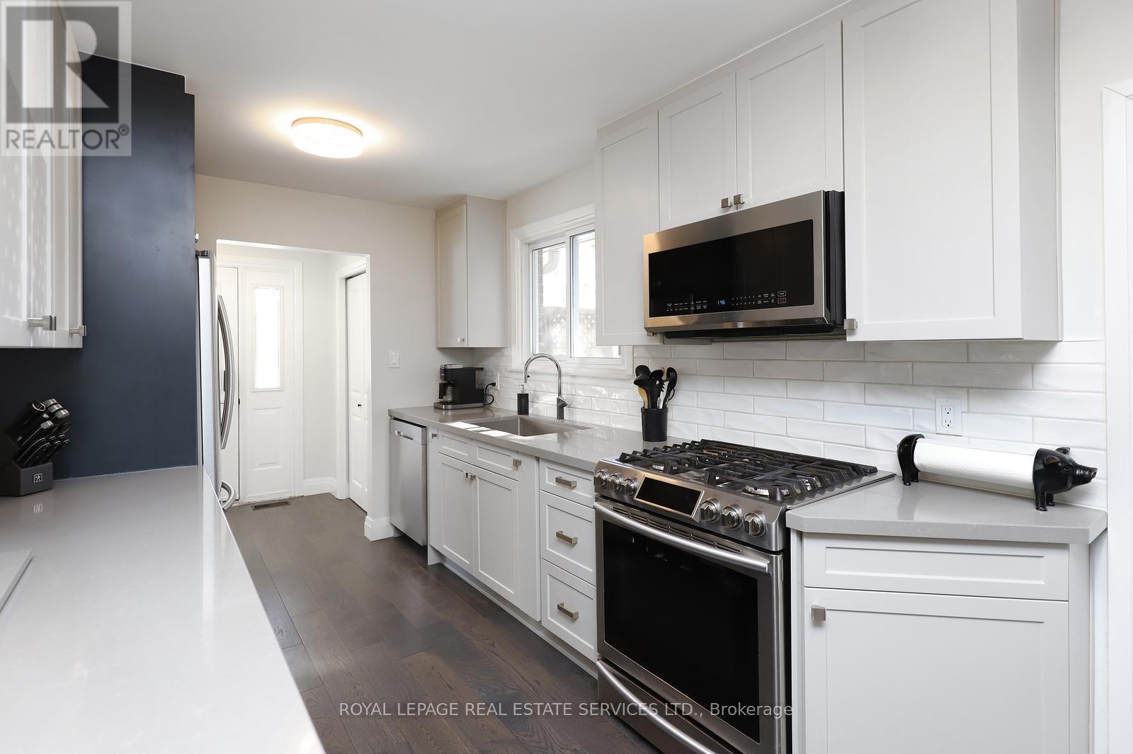 2001 Silverberry Crescent, Mississauga, ON - Indoor Photo Showing Kitchen With Upgraded Kitchen