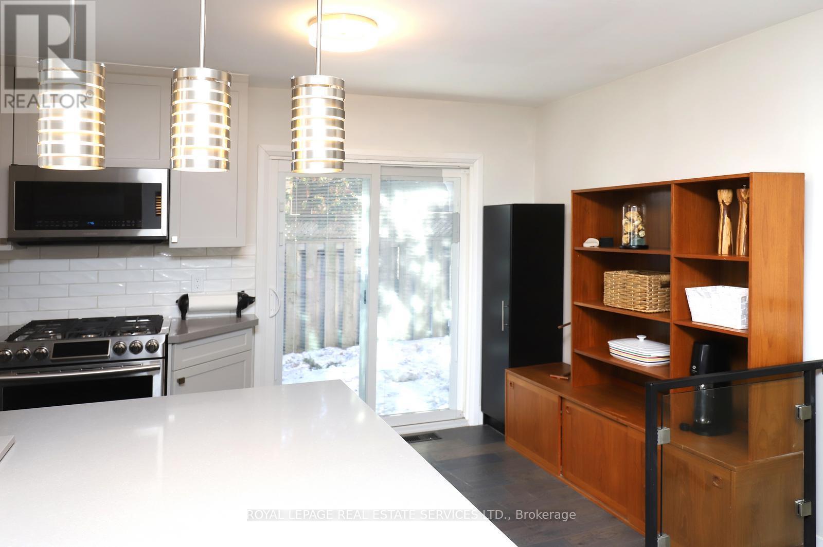 2001 Silverberry Crescent, Mississauga, ON - Indoor Photo Showing Kitchen