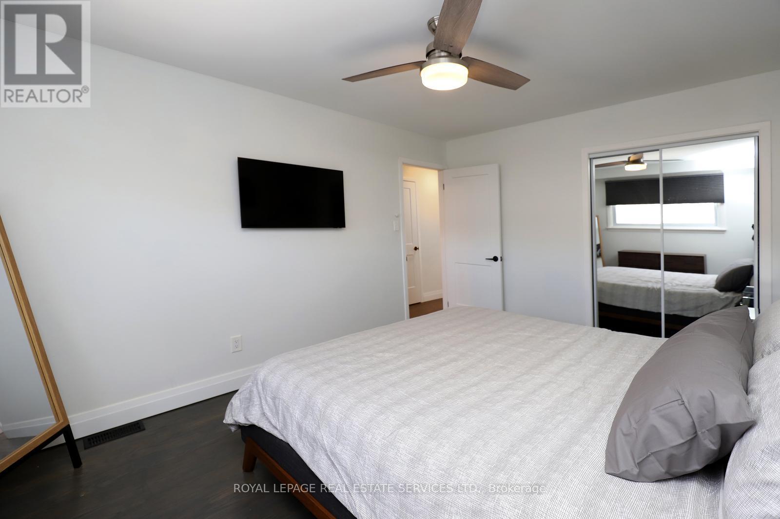 2001 Silverberry Crescent, Mississauga, ON - Indoor Photo Showing Bedroom