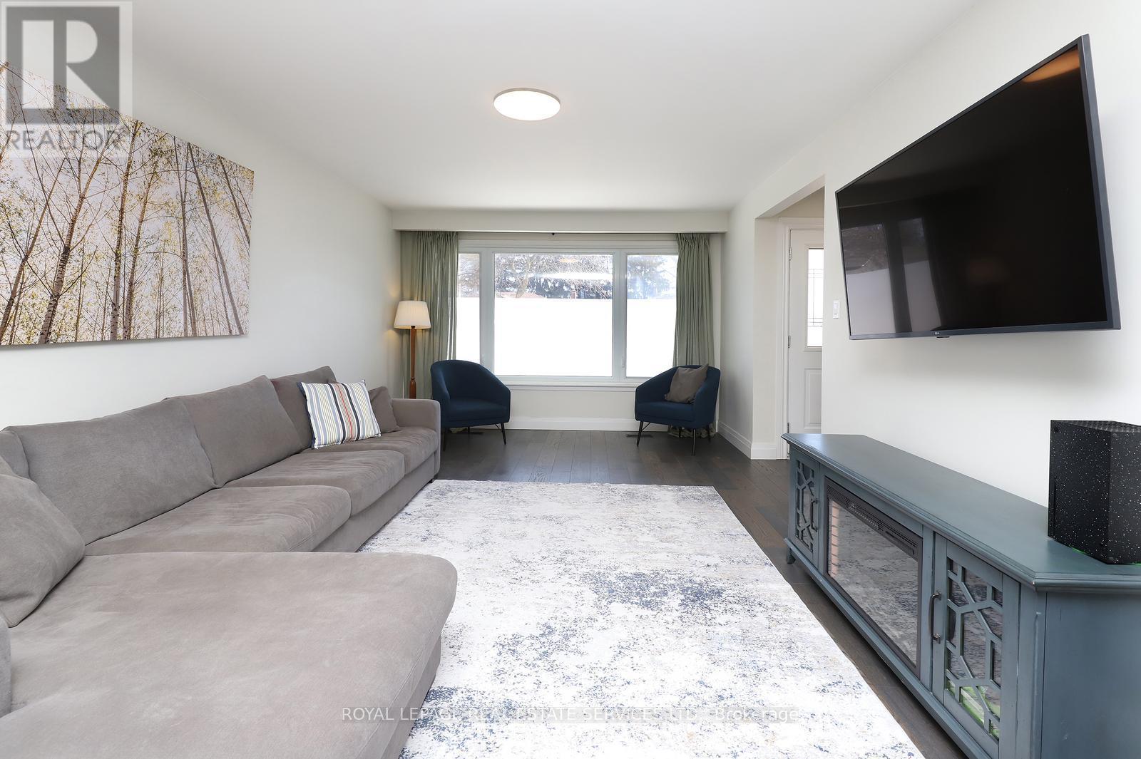 2001 Silverberry Crescent, Mississauga, ON - Indoor Photo Showing Living Room