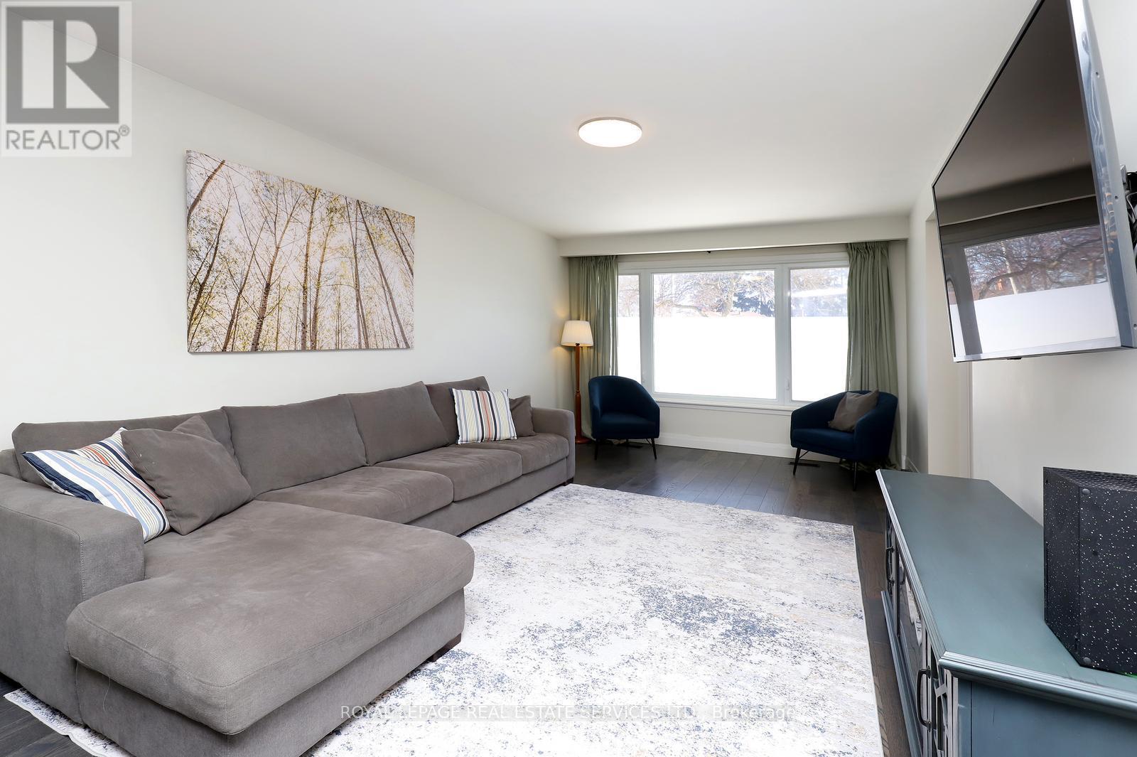 2001 Silverberry Crescent, Mississauga, ON - Indoor Photo Showing Living Room