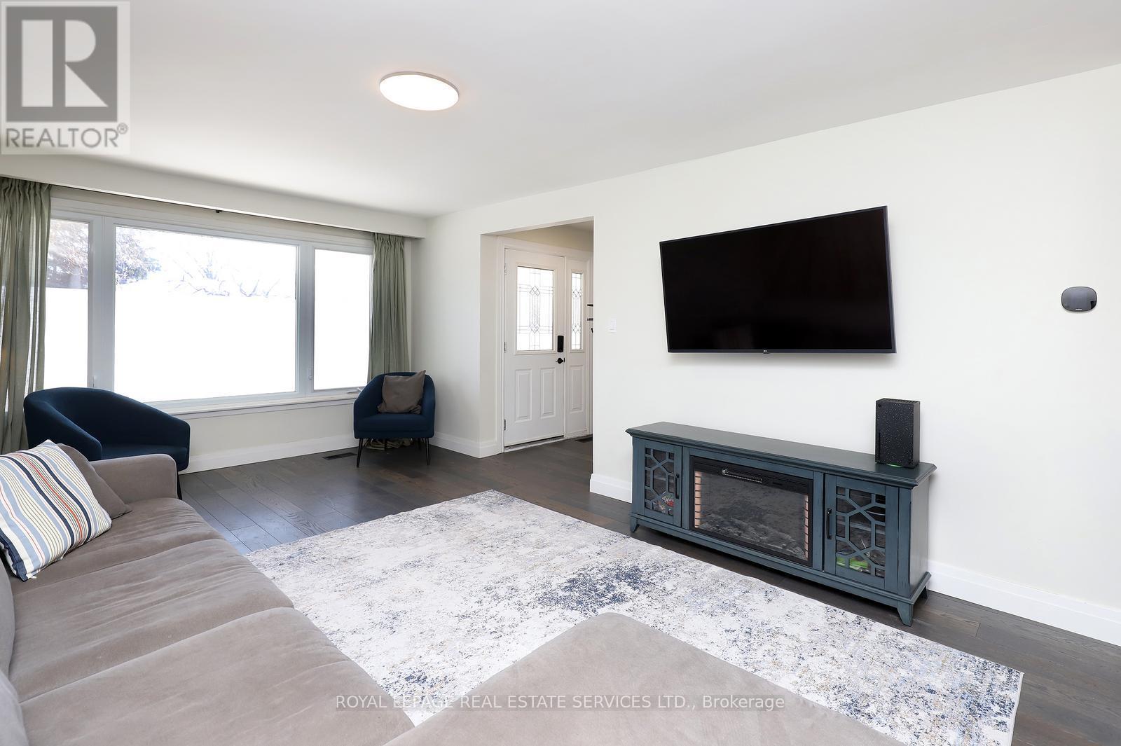 2001 Silverberry Crescent, Mississauga, ON - Indoor Photo Showing Living Room With Fireplace