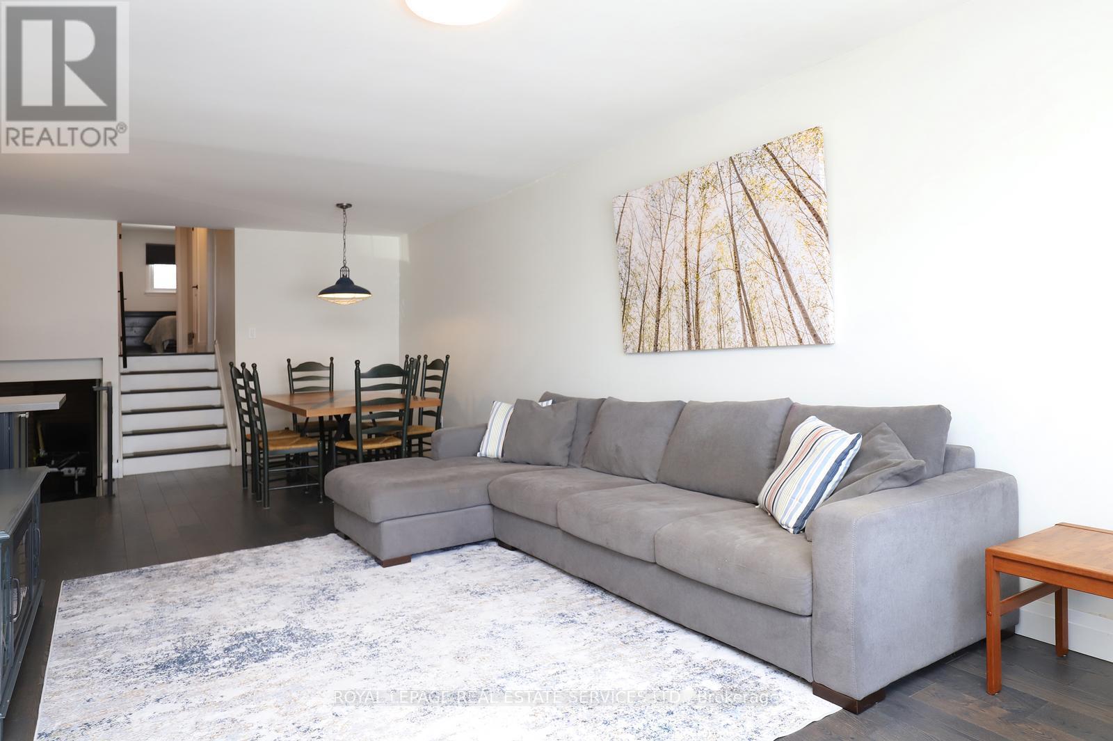 2001 Silverberry Crescent, Mississauga, ON - Indoor Photo Showing Living Room