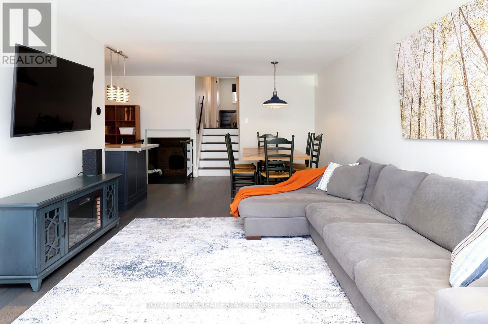 2001 Silverberry Crescent, Mississauga, ON - Indoor Photo Showing Living Room