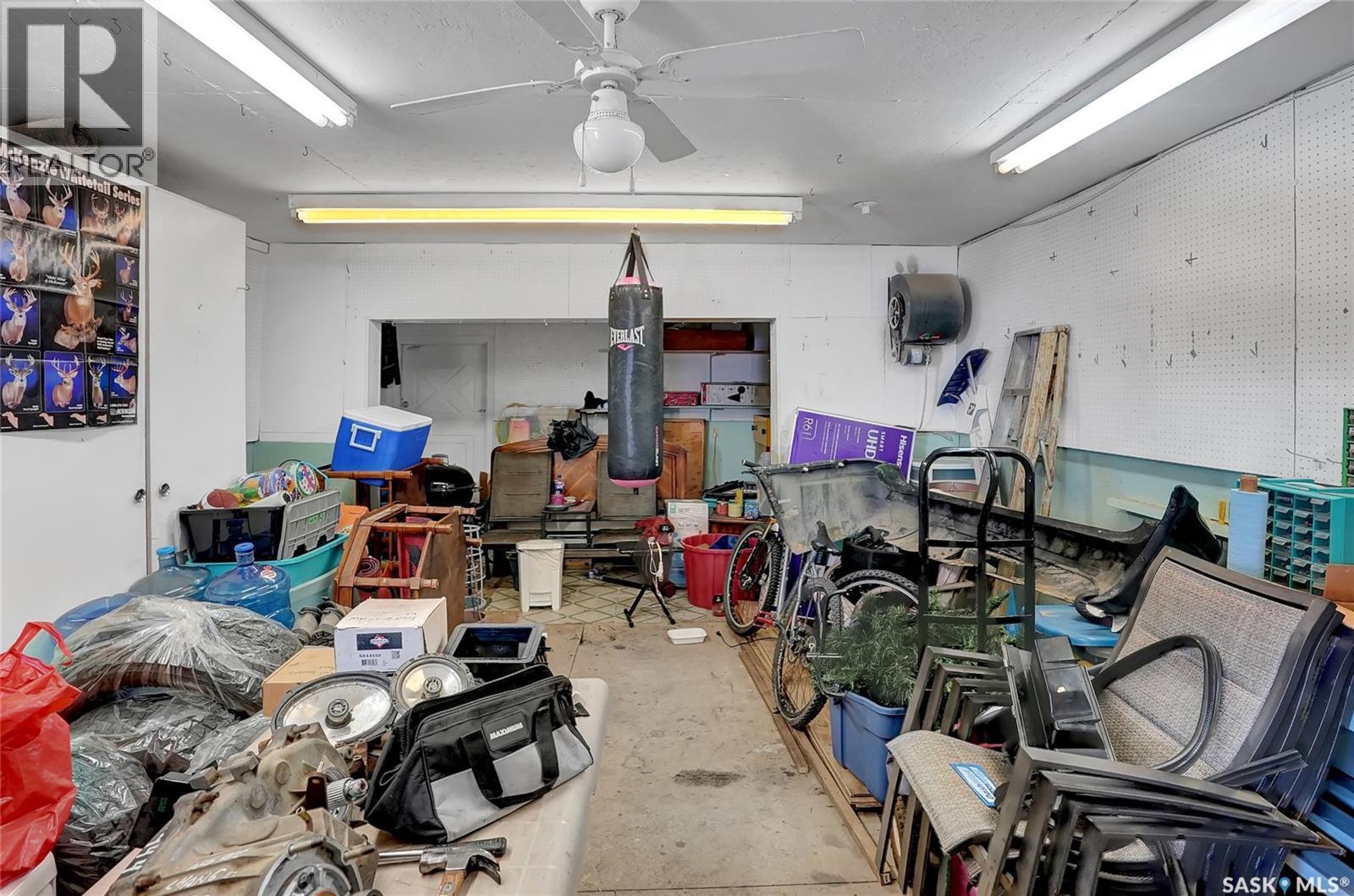 2160 Mcdonald Street, Regina, SK - Indoor