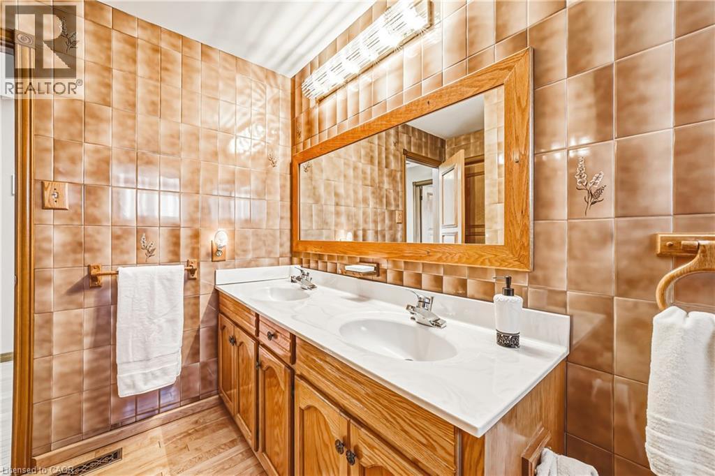 53 Glover Road, Hamilton, ON - Indoor Photo Showing Bathroom