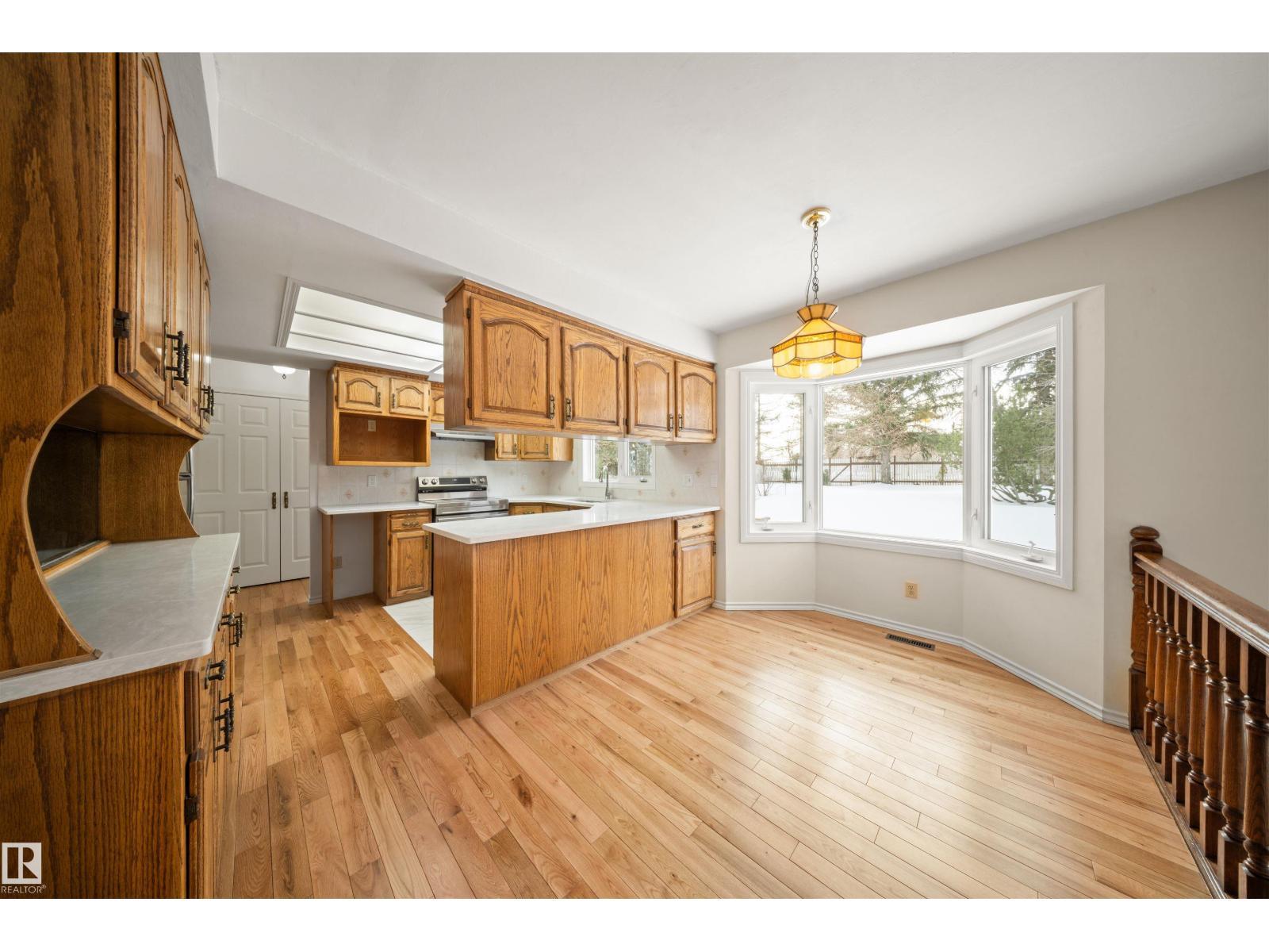 823 Richards Cr Nw, Edmonton, AB - Indoor Photo Showing Kitchen