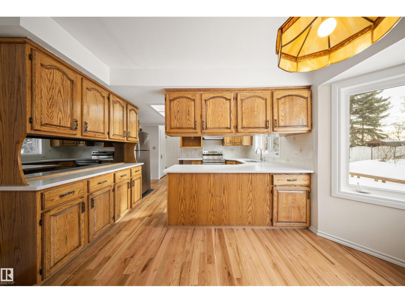 823 Richards Cr Nw, Edmonton, AB - Indoor Photo Showing Kitchen