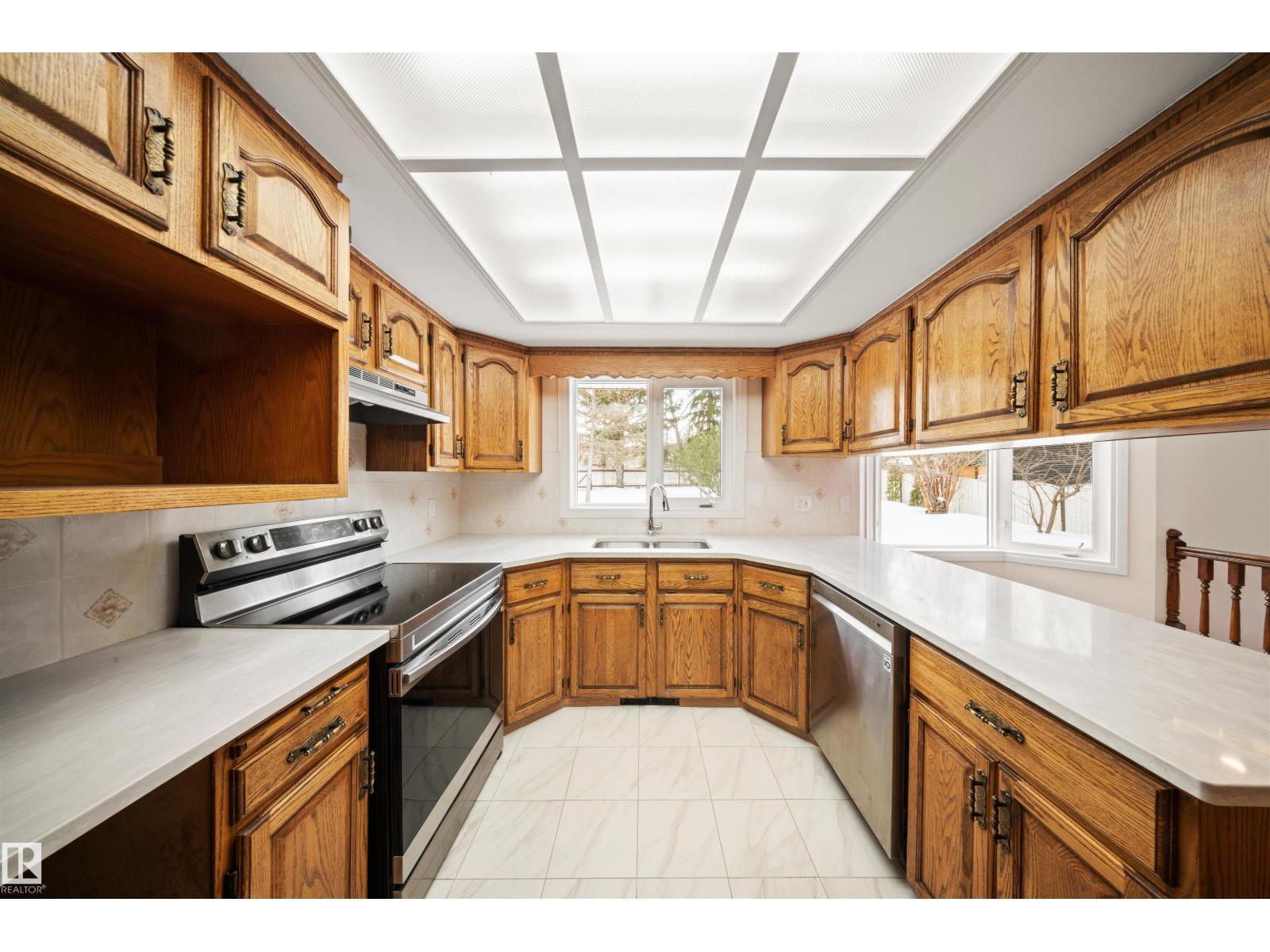 823 Richards Cr Nw, Edmonton, AB - Indoor Photo Showing Kitchen