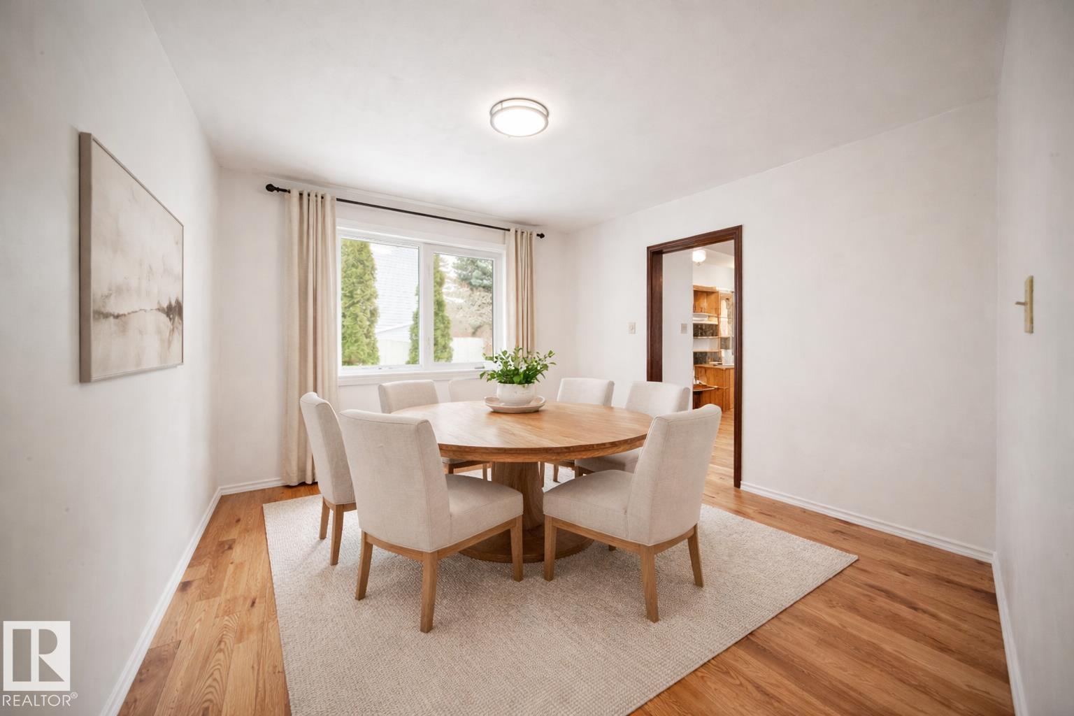 823 Richards Cr Nw, Edmonton, AB - Indoor Photo Showing Dining Room