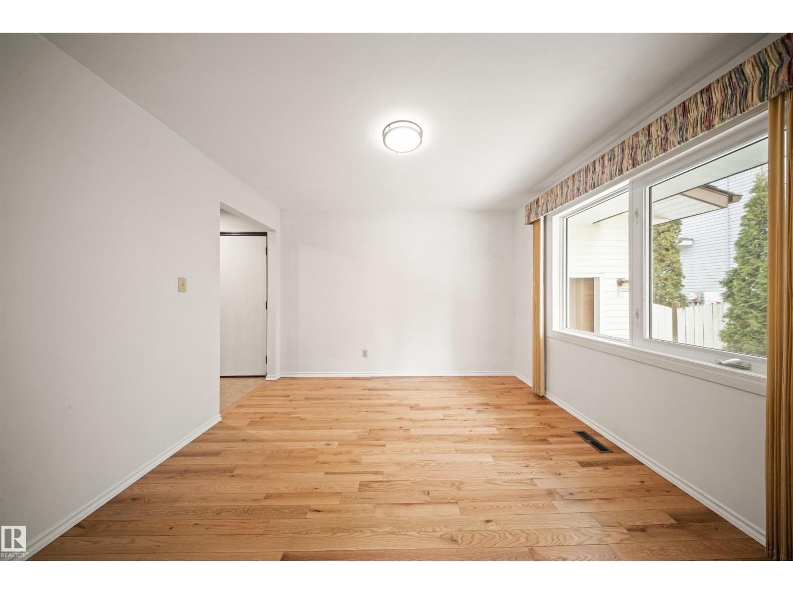 823 Richards Cr Nw, Edmonton, AB - Indoor Photo Showing Other Room