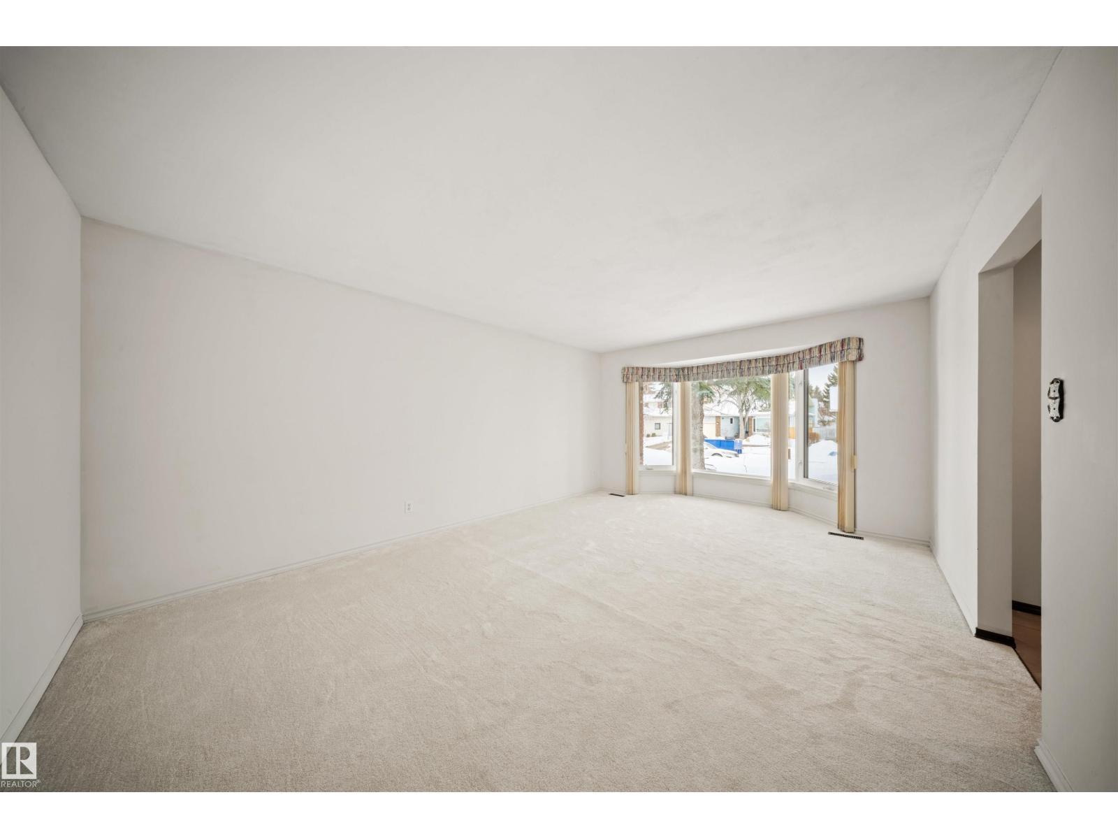 823 Richards Cr Nw, Edmonton, AB - Indoor Photo Showing Other Room