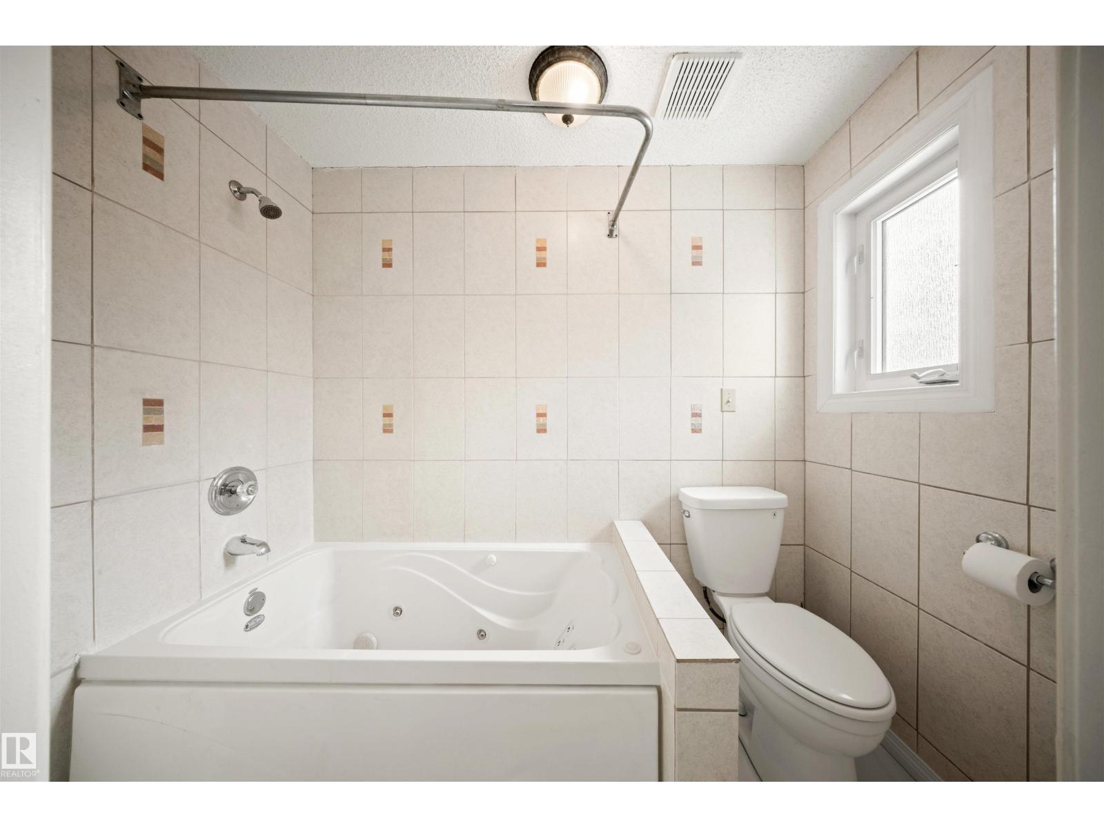 823 Richards Cr Nw, Edmonton, AB - Indoor Photo Showing Bathroom