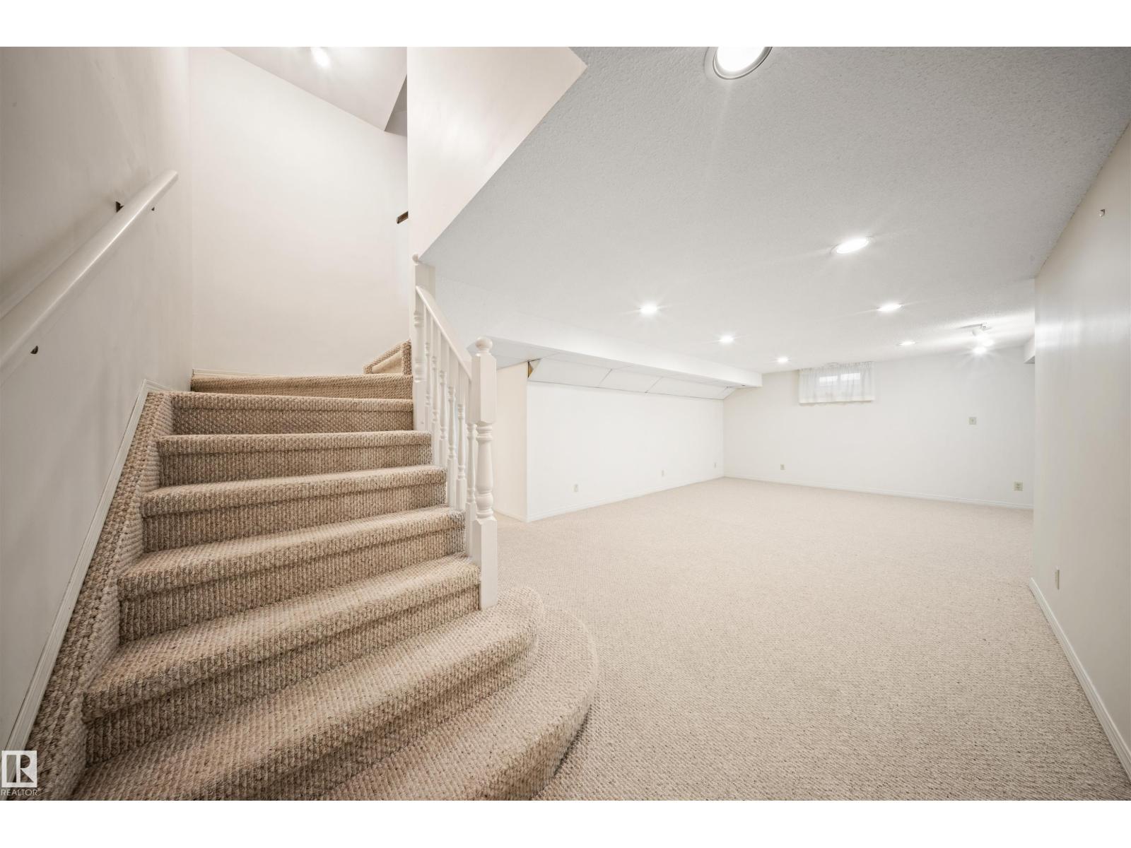 823 Richards Cr Nw, Edmonton, AB - Indoor Photo Showing Other Room