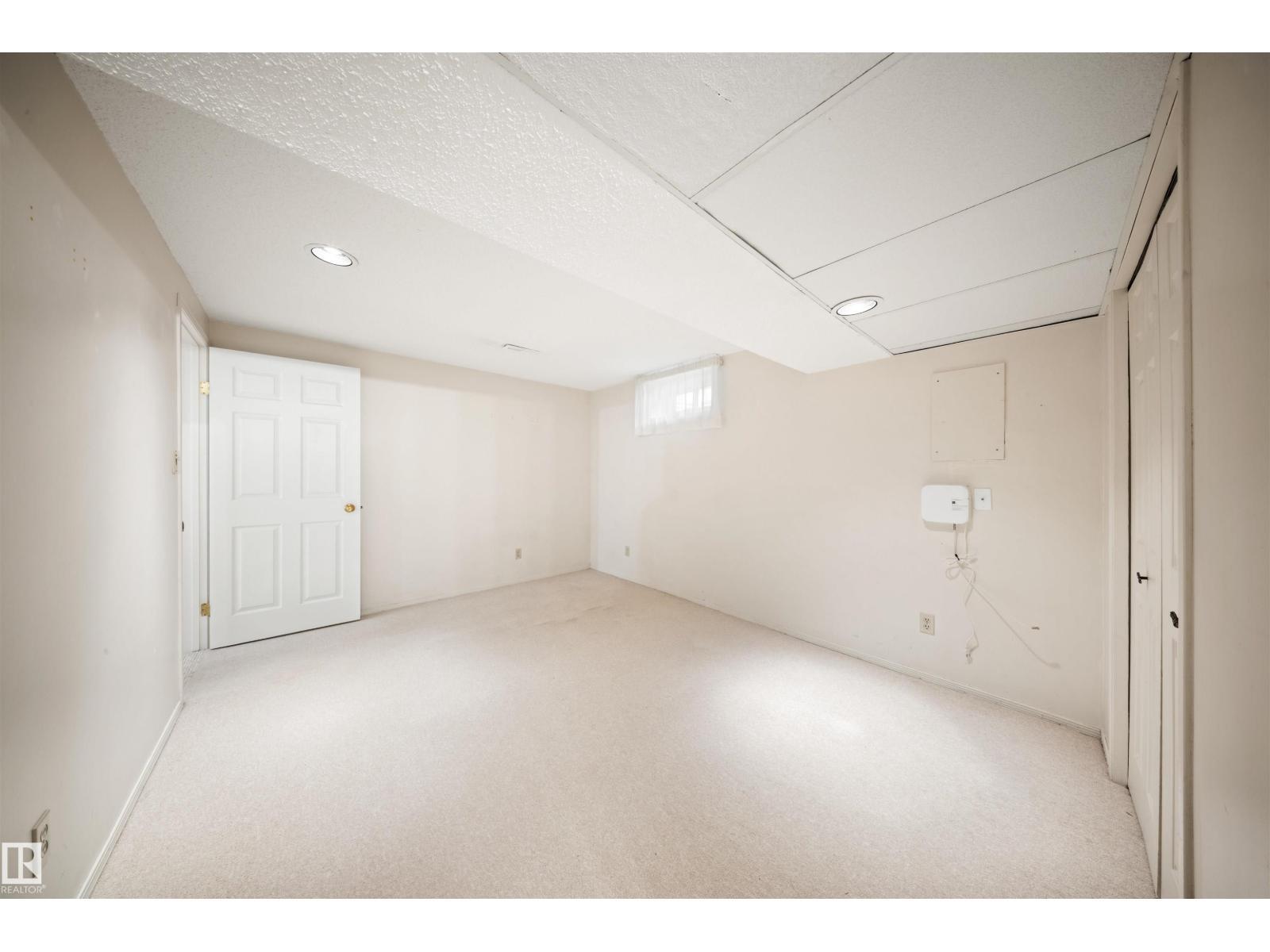 823 Richards Cr Nw, Edmonton, AB - Indoor