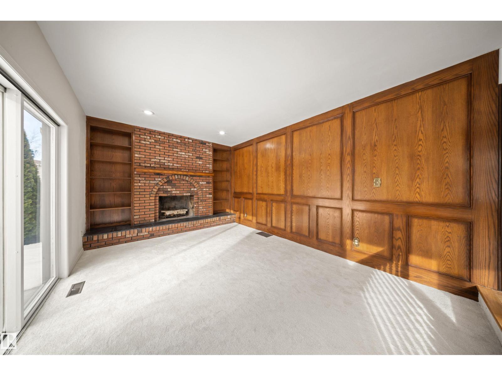 823 Richards Cr Nw, Edmonton, AB - Indoor With Fireplace