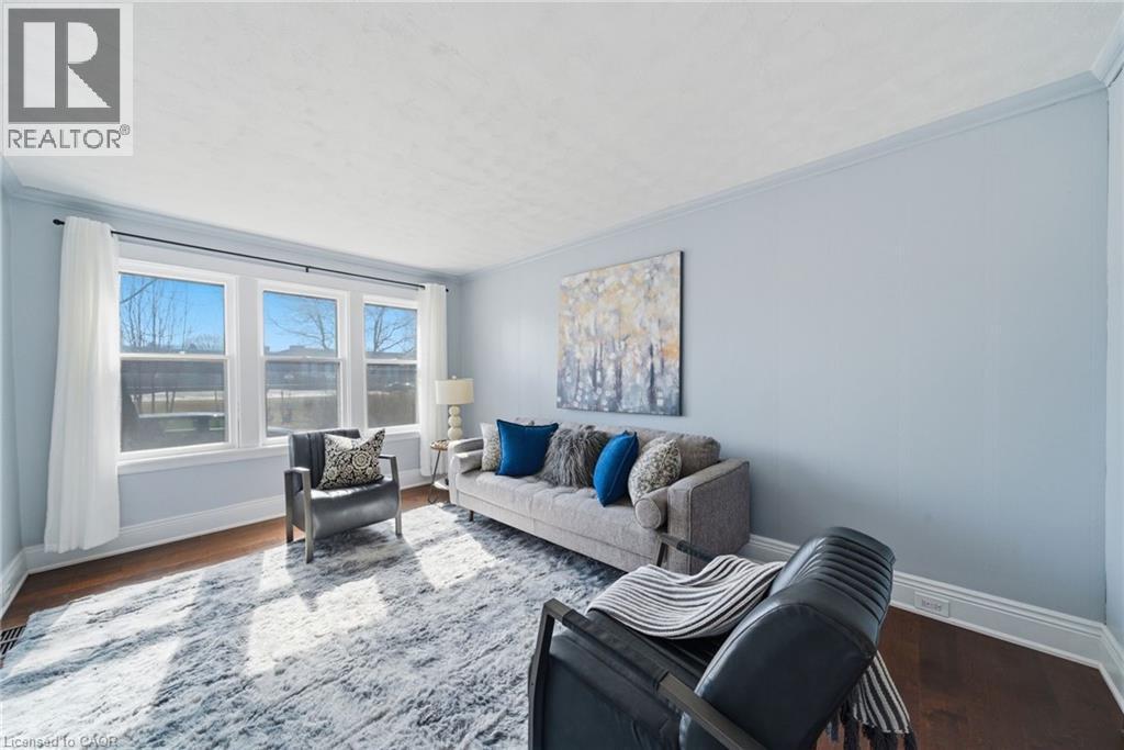 58 Arnold Street, Hamilton, ON - Indoor Photo Showing Living Room