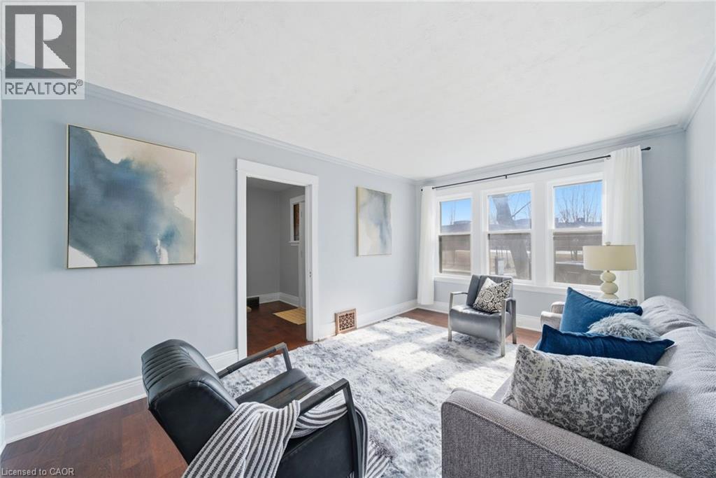 58 Arnold Street, Hamilton, ON - Indoor Photo Showing Living Room