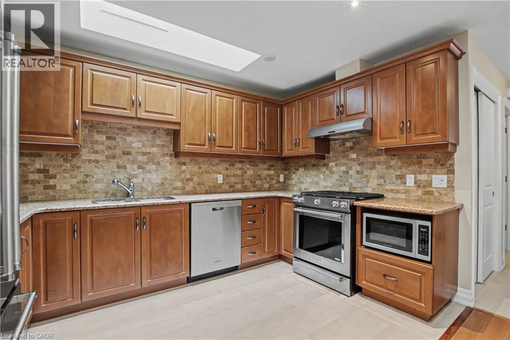 11 Whelans Way, Hamilton, ON - Indoor Photo Showing Kitchen