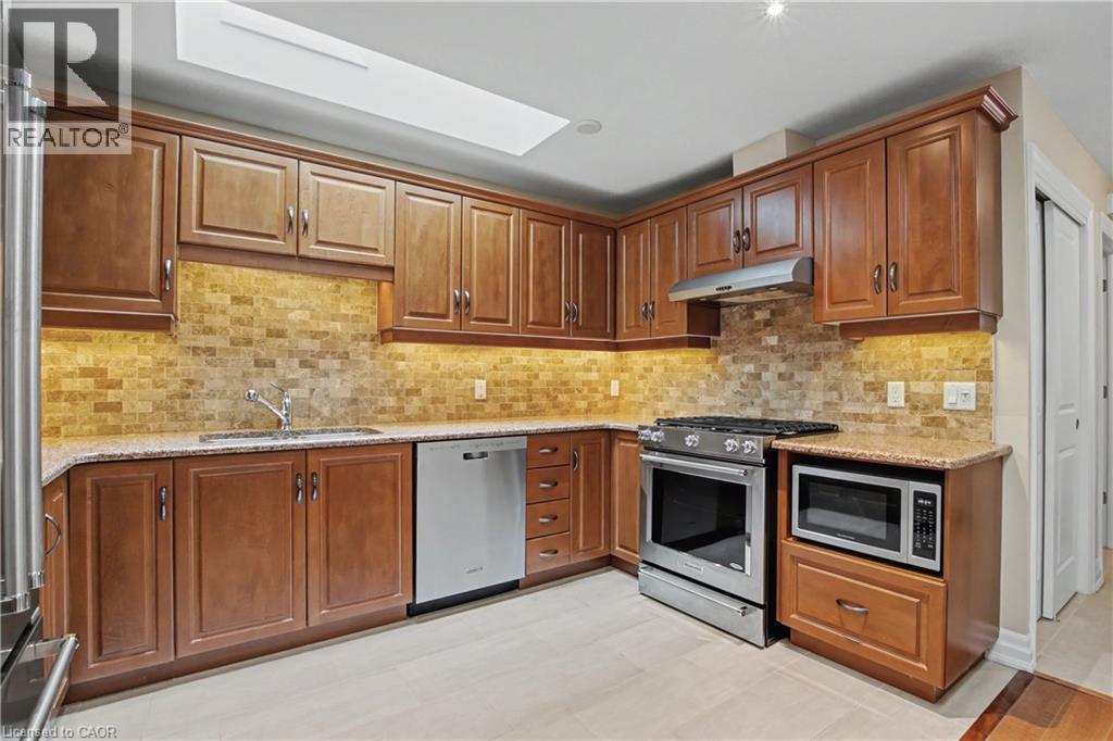 11 Whelans Way, Hamilton, ON - Indoor Photo Showing Kitchen