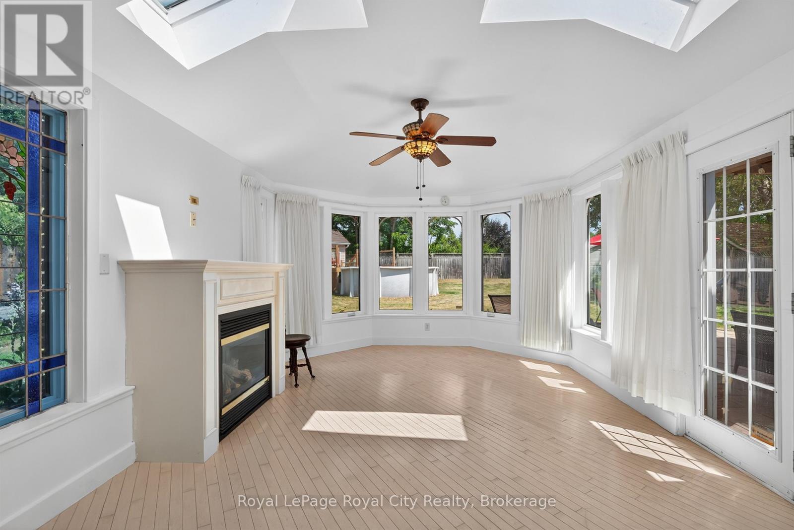 Sun room / living room - 68 Sunset Boulevard, Cambridge, ON - Indoor With Fireplace