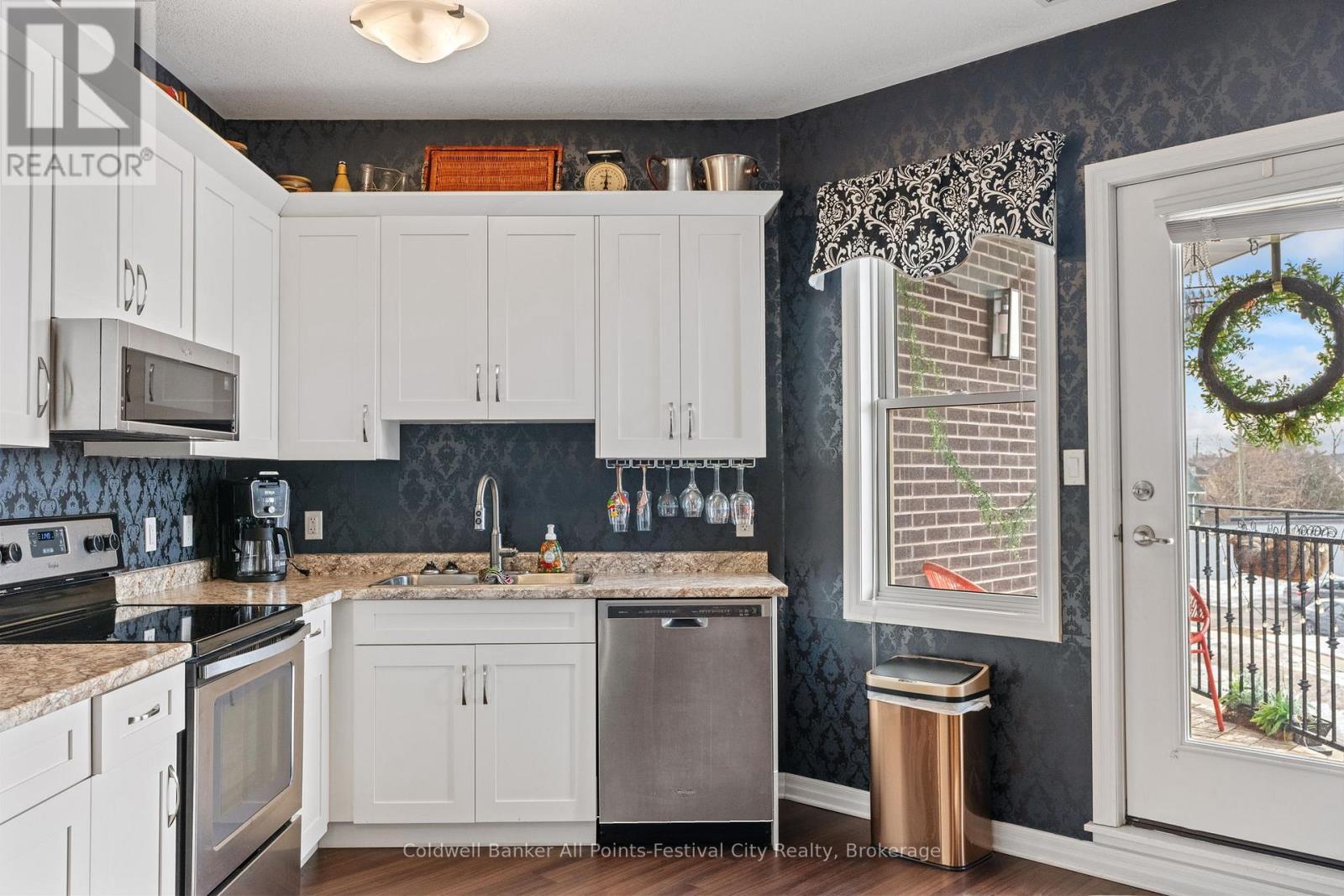 206 - 35 St David Street, Goderich (Goderich (Town)), ON - Indoor Photo Showing Kitchen With Upgraded Kitchen