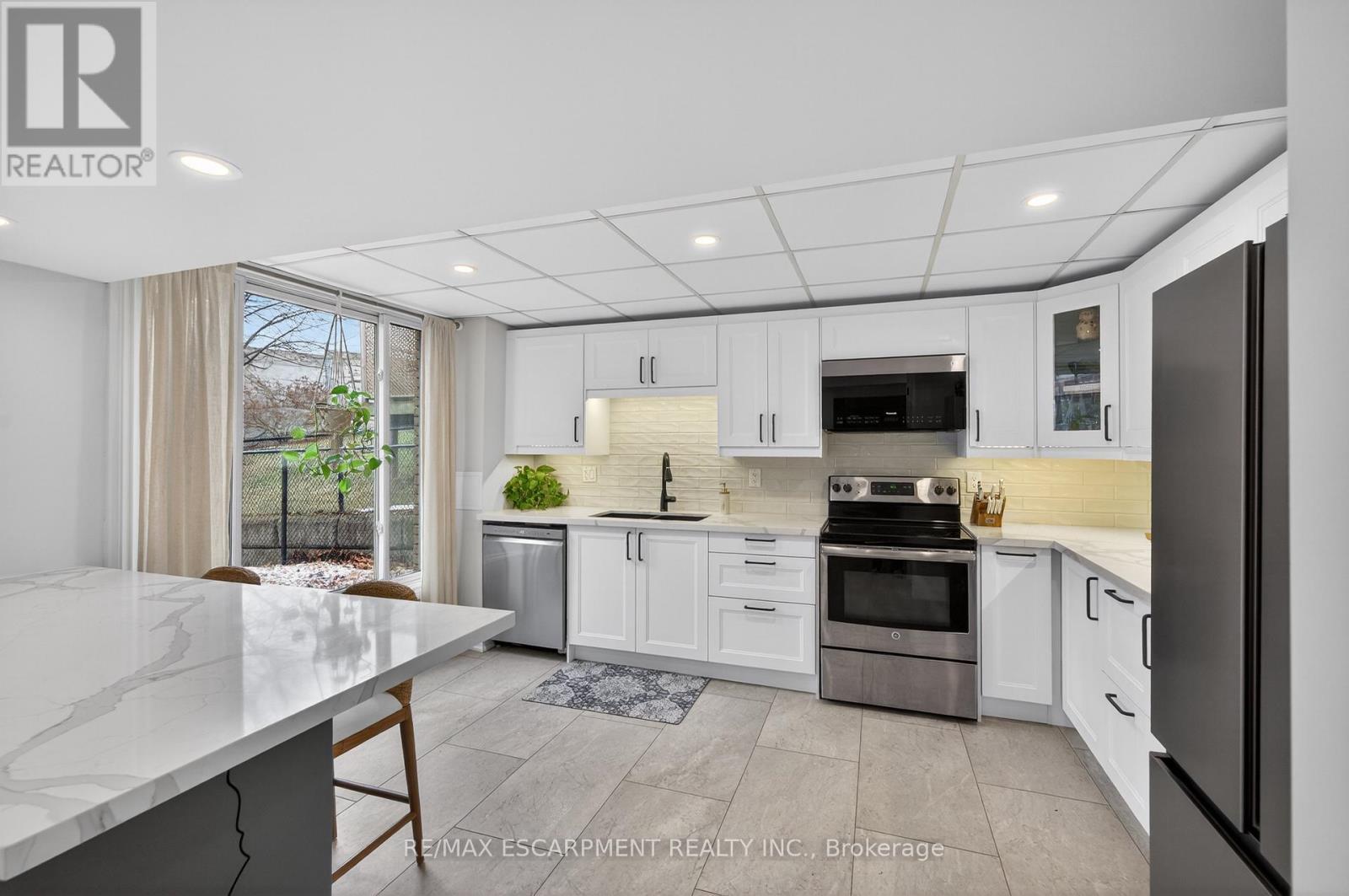 47 Sumner Crescent, Grimsby, ON - Indoor Photo Showing Kitchen With Upgraded Kitchen