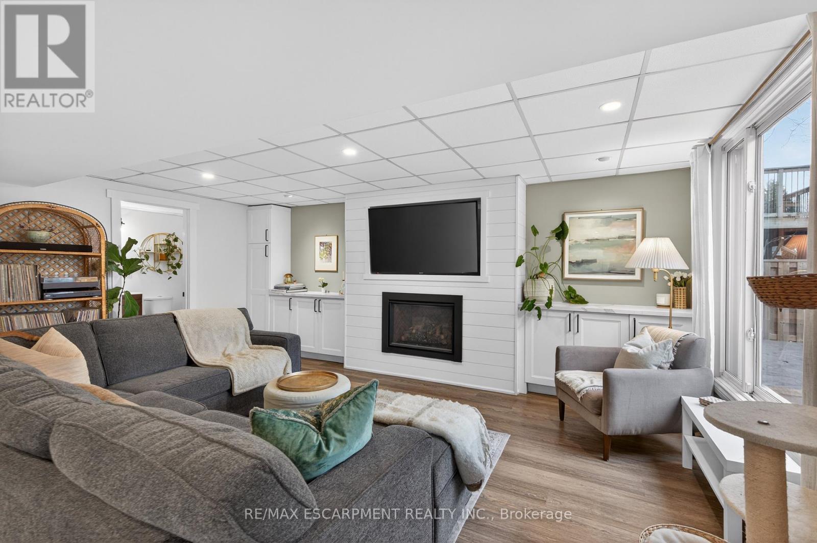 47 Sumner Crescent, Grimsby, ON - Indoor Photo Showing Living Room With Fireplace
