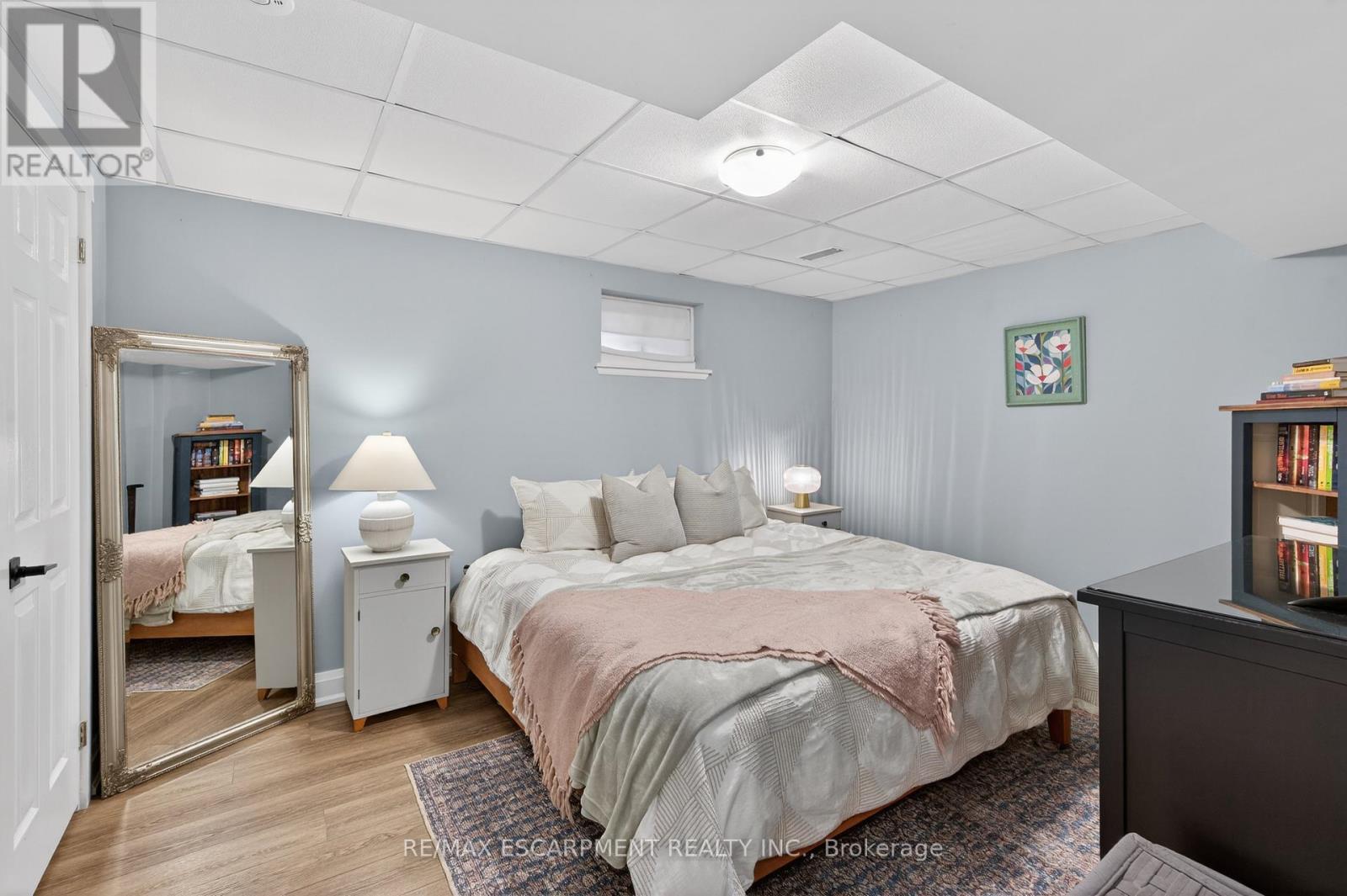 47 Sumner Crescent, Grimsby, ON - Indoor Photo Showing Bedroom