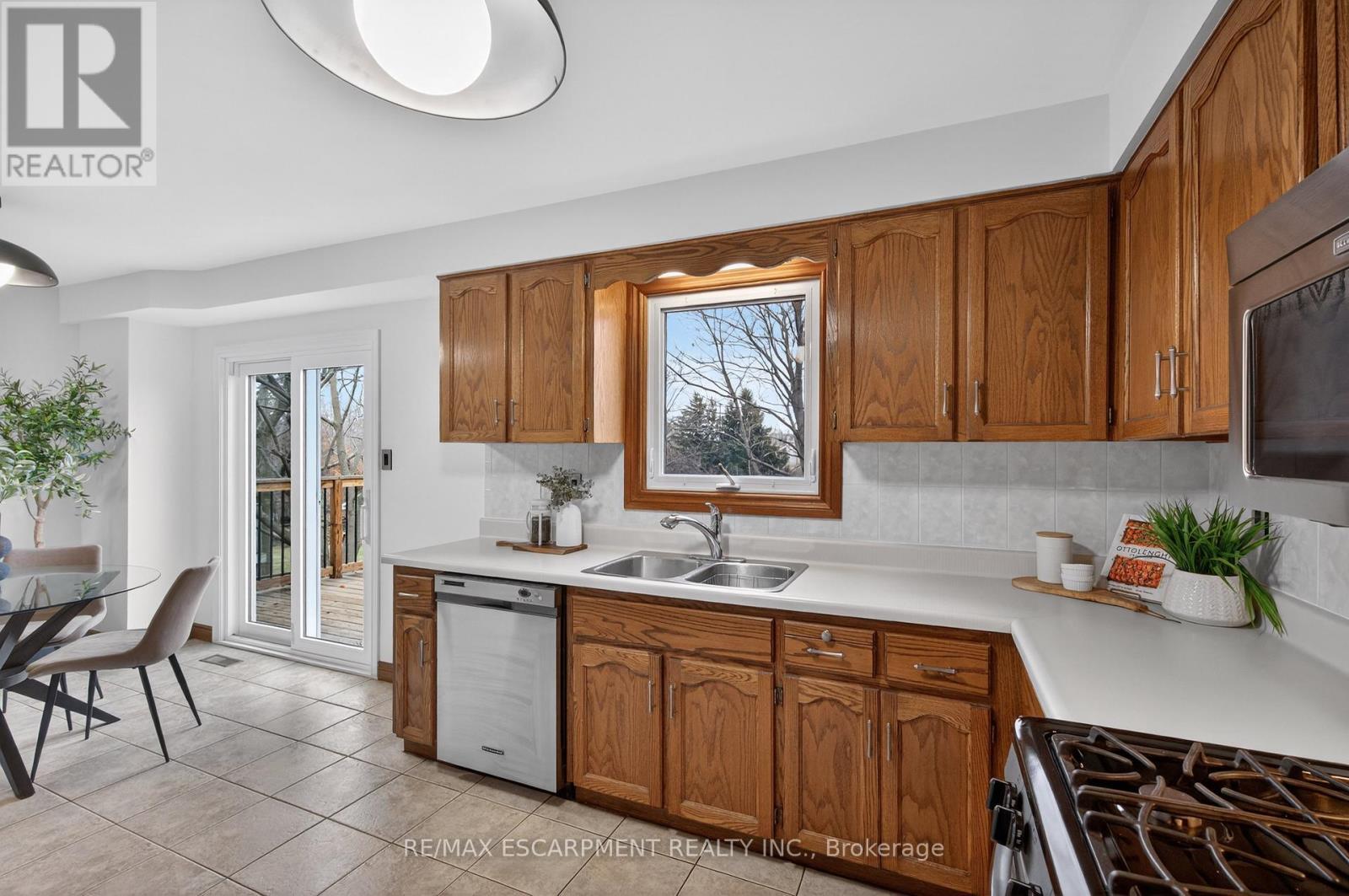 47 Sumner Crescent, Grimsby, ON - Indoor Photo Showing Kitchen With Double Sink