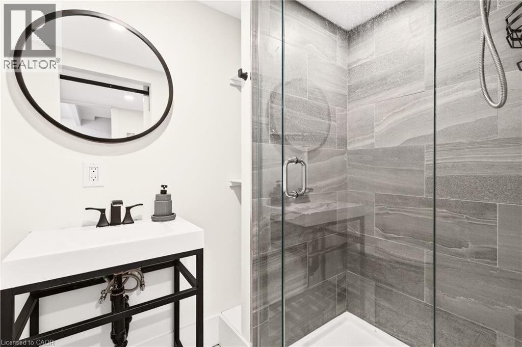2129 Highview Drive, Burlington, ON - Indoor Photo Showing Bathroom
