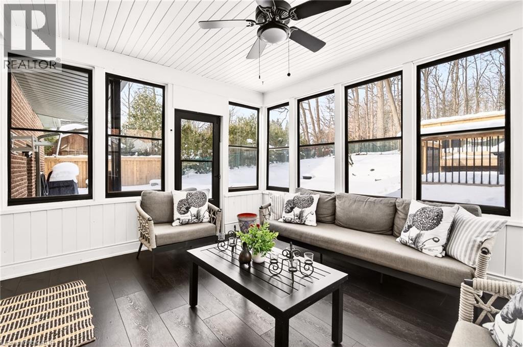 2129 Highview Drive, Burlington, ON - Indoor Photo Showing Living Room