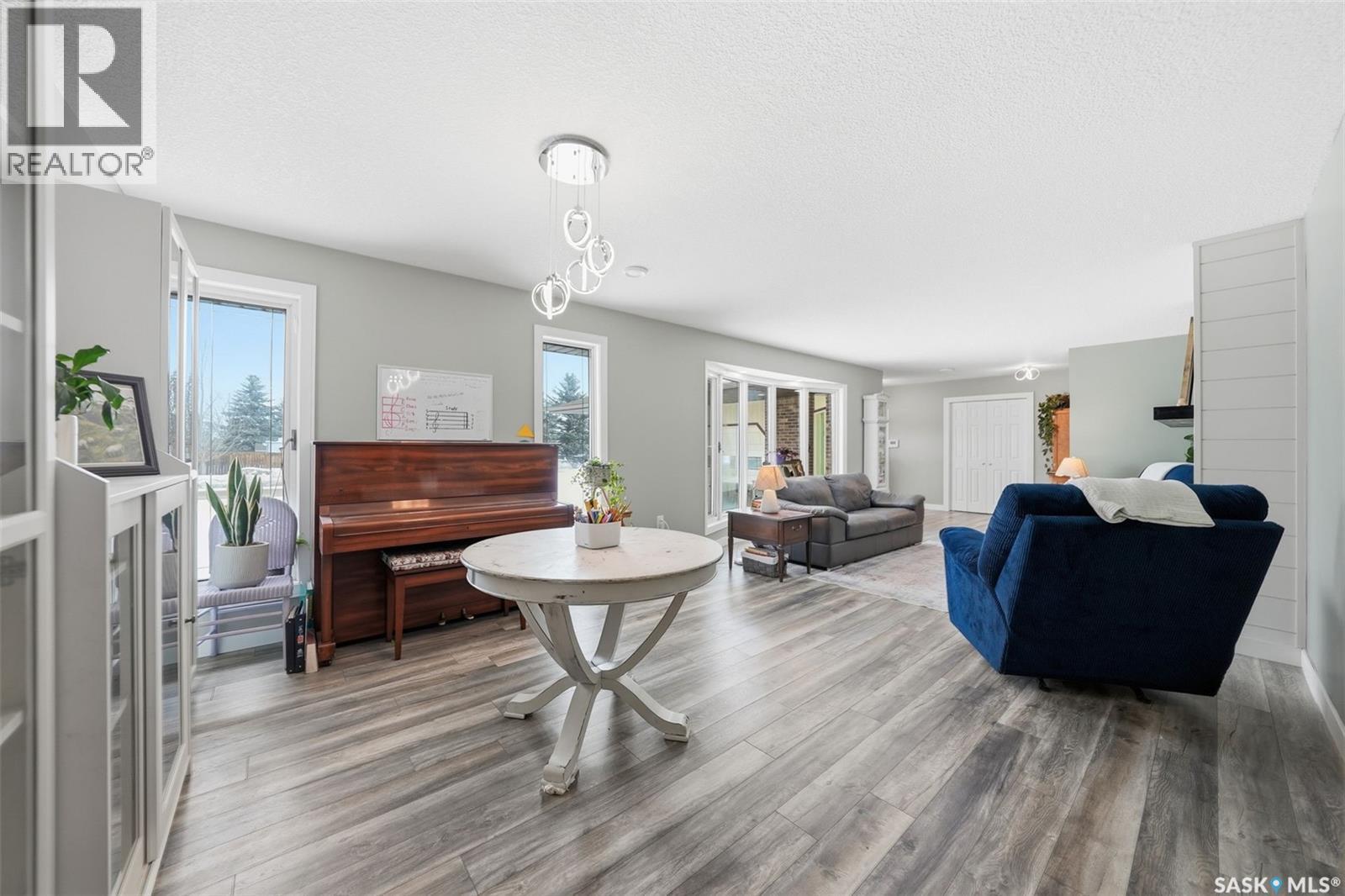 217 13Th Avenue E, Watrous, SK - Indoor Photo Showing Living Room