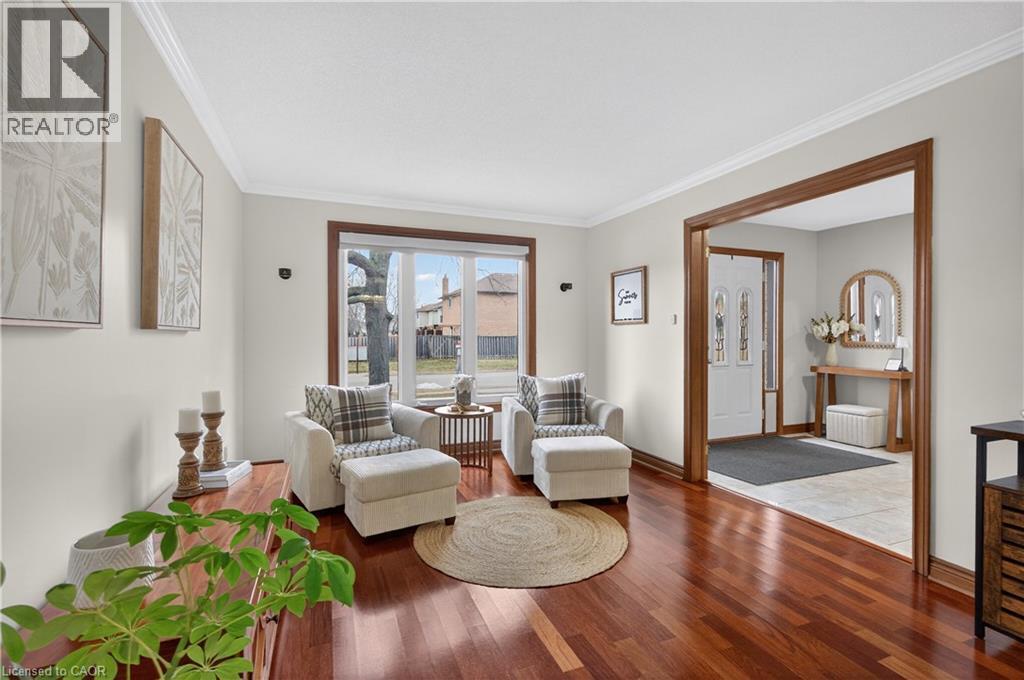 47 Sumner Crescent, Grimsby, ON - Indoor Photo Showing Living Room