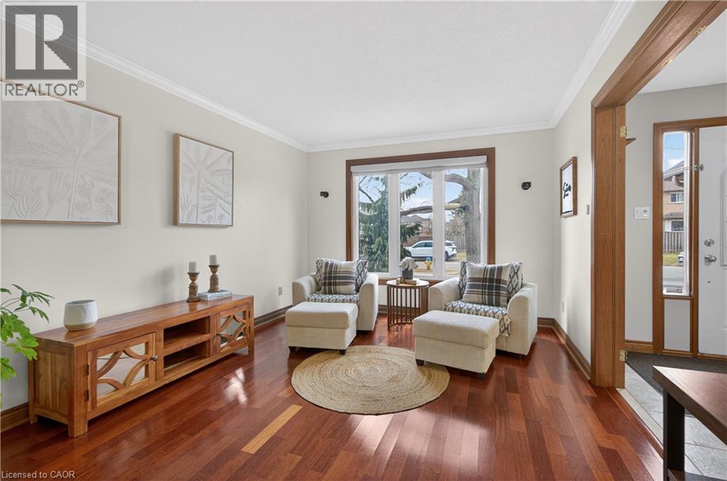 47 Sumner Crescent, Grimsby, ON - Indoor Photo Showing Living Room