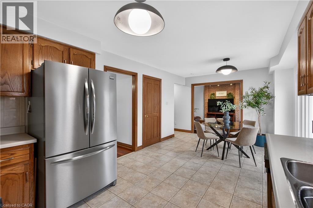47 Sumner Crescent, Grimsby, ON - Indoor Photo Showing Kitchen With Double Sink