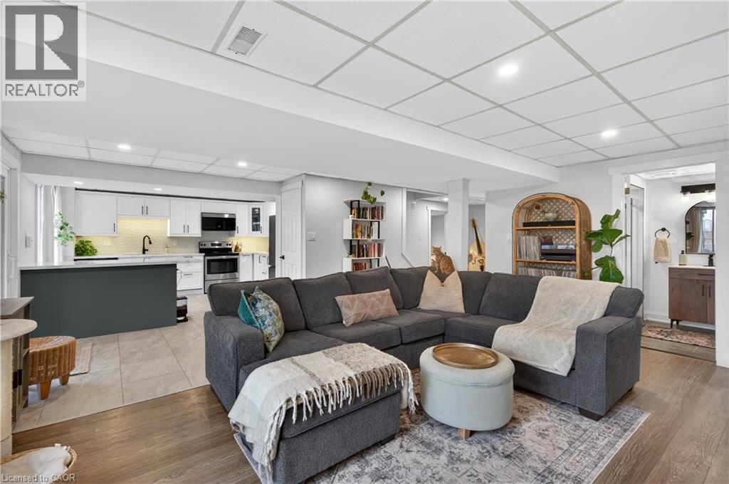 47 Sumner Crescent, Grimsby, ON - Indoor Photo Showing Living Room