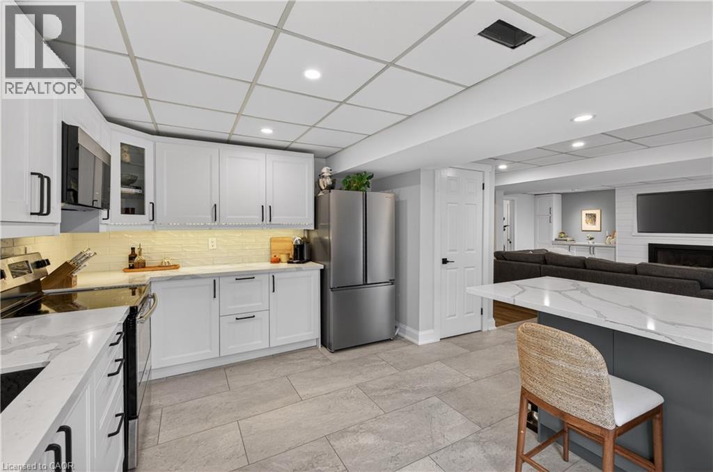 47 Sumner Crescent, Grimsby, ON - Indoor Photo Showing Kitchen With Upgraded Kitchen