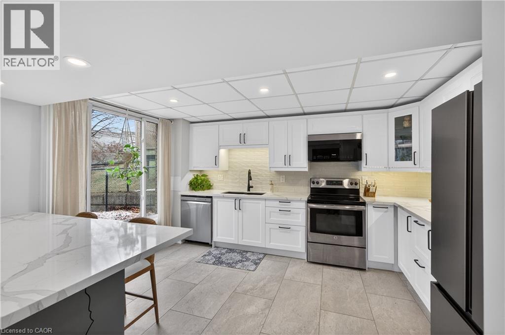 47 Sumner Crescent, Grimsby, ON - Indoor Photo Showing Kitchen With Upgraded Kitchen