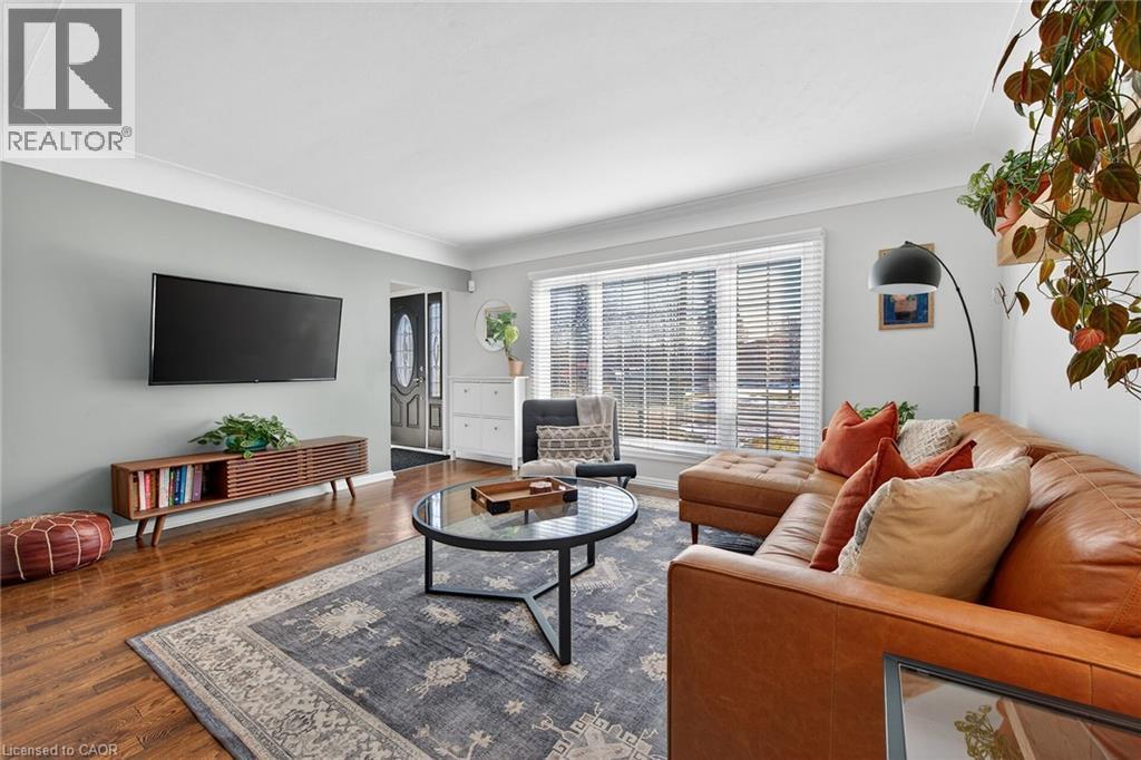 124 West 24Th Street, Hamilton, ON - Indoor Photo Showing Living Room