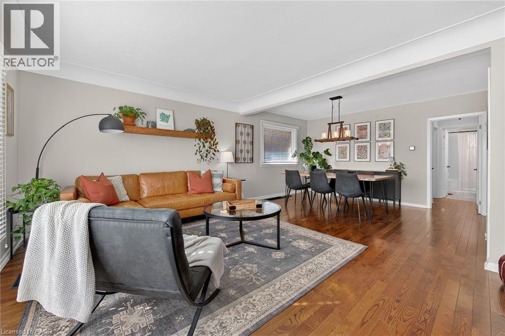 124 West 24Th Street, Hamilton, ON - Indoor Photo Showing Living Room