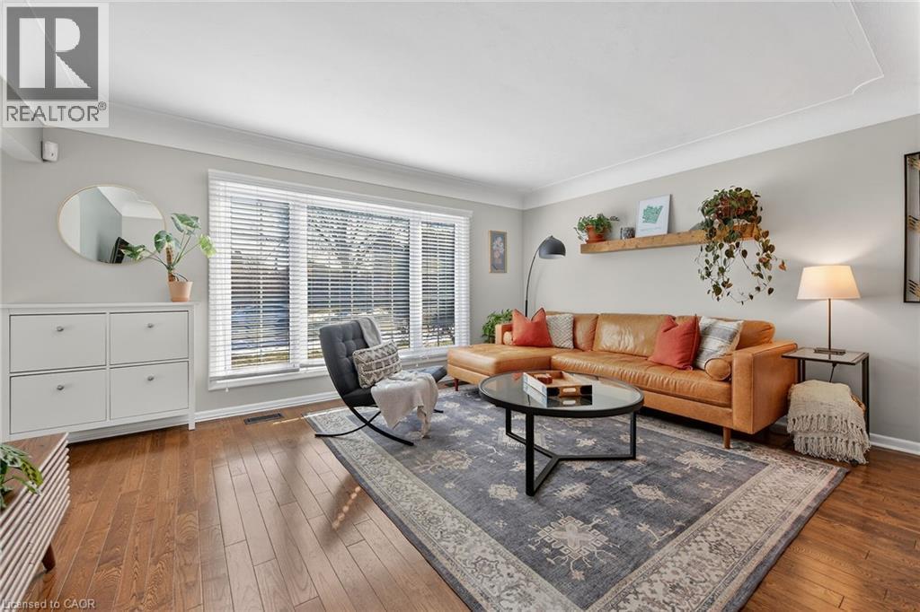 124 West 24Th Street, Hamilton, ON - Indoor Photo Showing Living Room