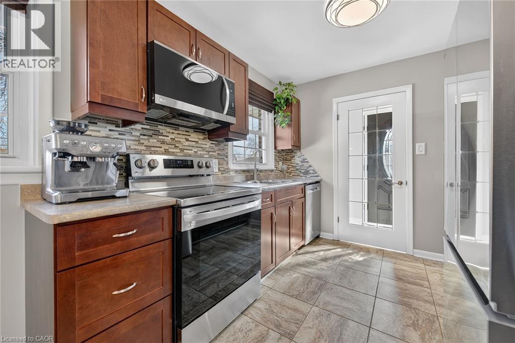 124 West 24Th Street, Hamilton, ON - Indoor Photo Showing Kitchen