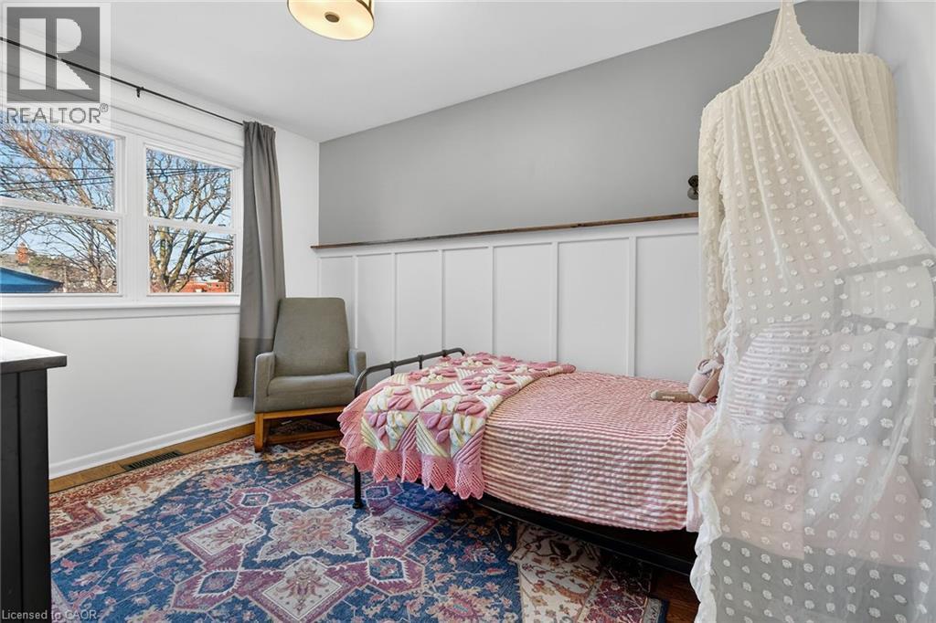 124 West 24Th Street, Hamilton, ON - Indoor Photo Showing Bedroom