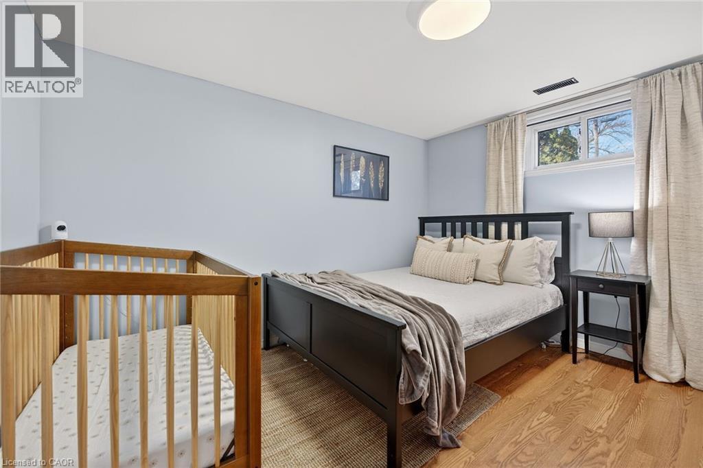 124 West 24Th Street, Hamilton, ON - Indoor Photo Showing Bedroom