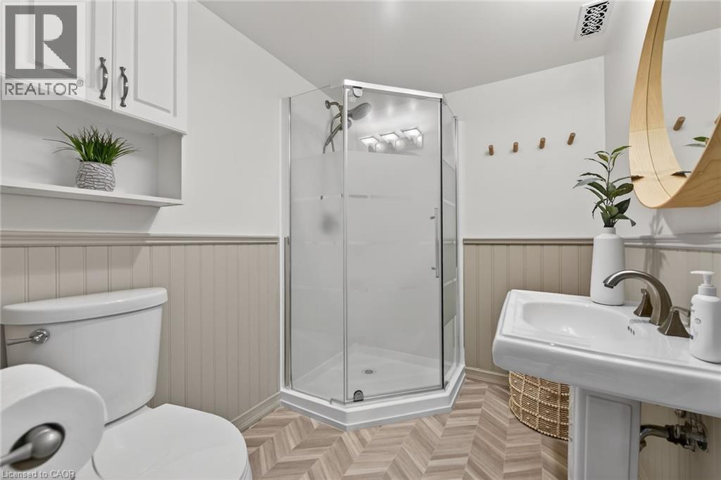 124 West 24Th Street, Hamilton, ON - Indoor Photo Showing Bathroom