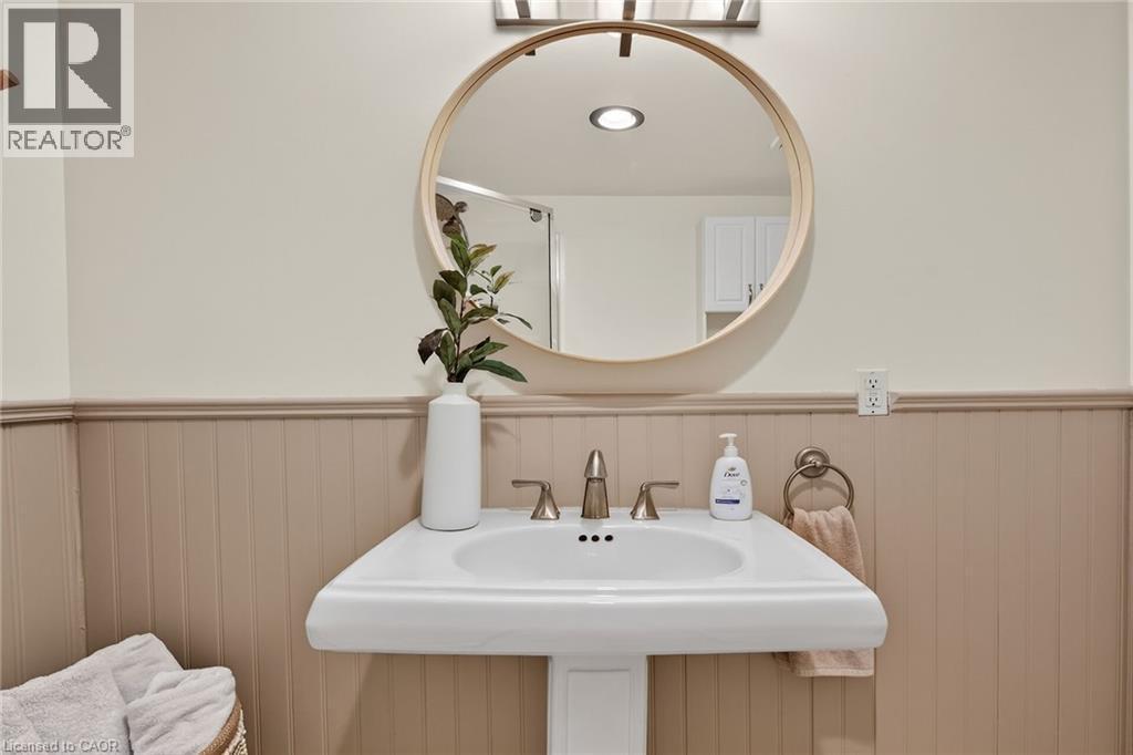 124 West 24Th Street, Hamilton, ON - Indoor Photo Showing Bathroom