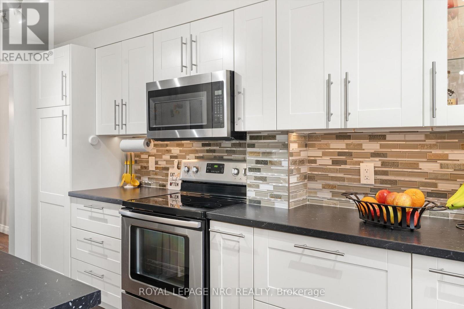 18 - 242 Lakeport Road, St. Catharines (Lakeport), ON - Indoor Photo Showing Kitchen With Upgraded Kitchen